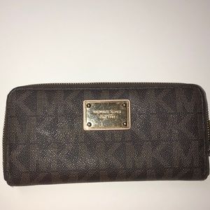 GENTLY USED MICHAEL KORS WALLET